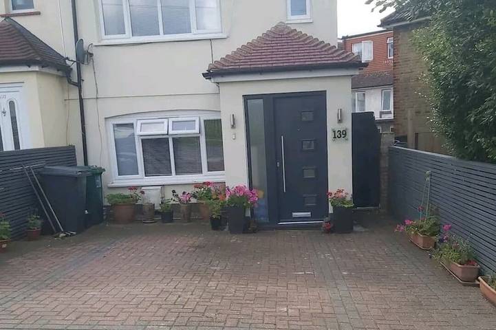 Double bedroom with ensuite and private entrance in Londres, Sudeste de Inglaterra