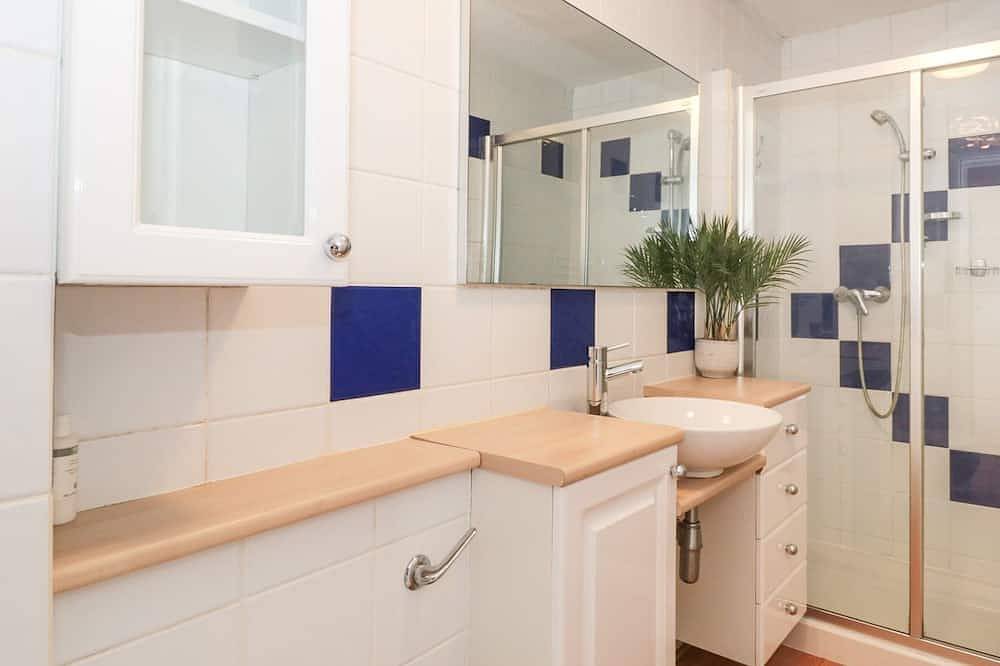 Flat 30, pet friendly, country holiday cottage in West Bay in West Bay, Dorset