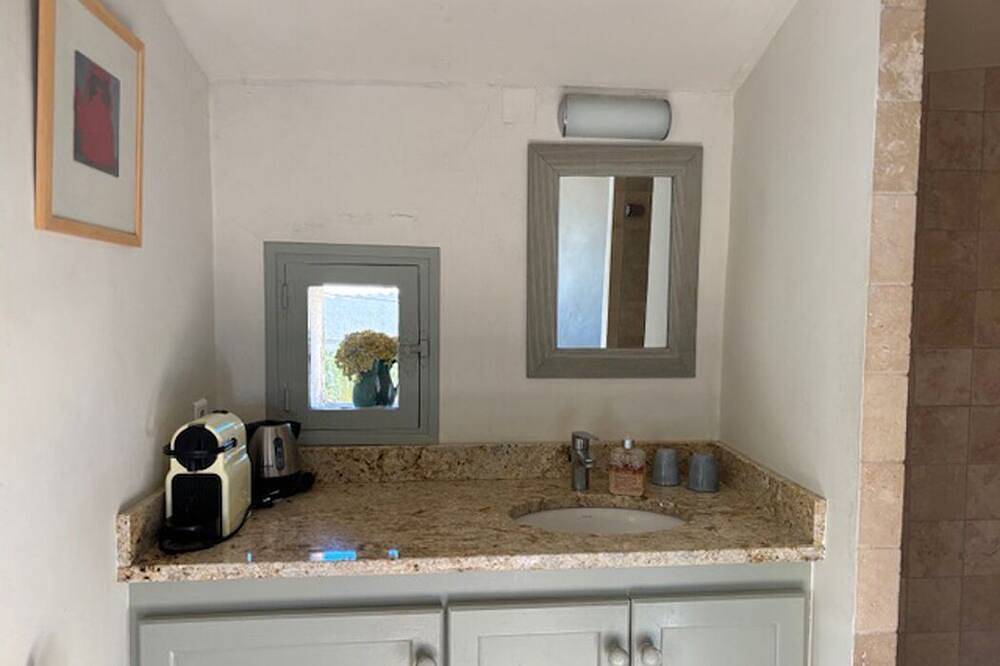 Appartement entier, Studio ensoleillé avec balcon dans le village de Lourmarin, vue sur le château in Lourmarin, Parc naturel régional du Luberon