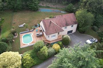 Location de vacances pour 6 personnes, avec jardin et piscine à Yvré-l'Évêque