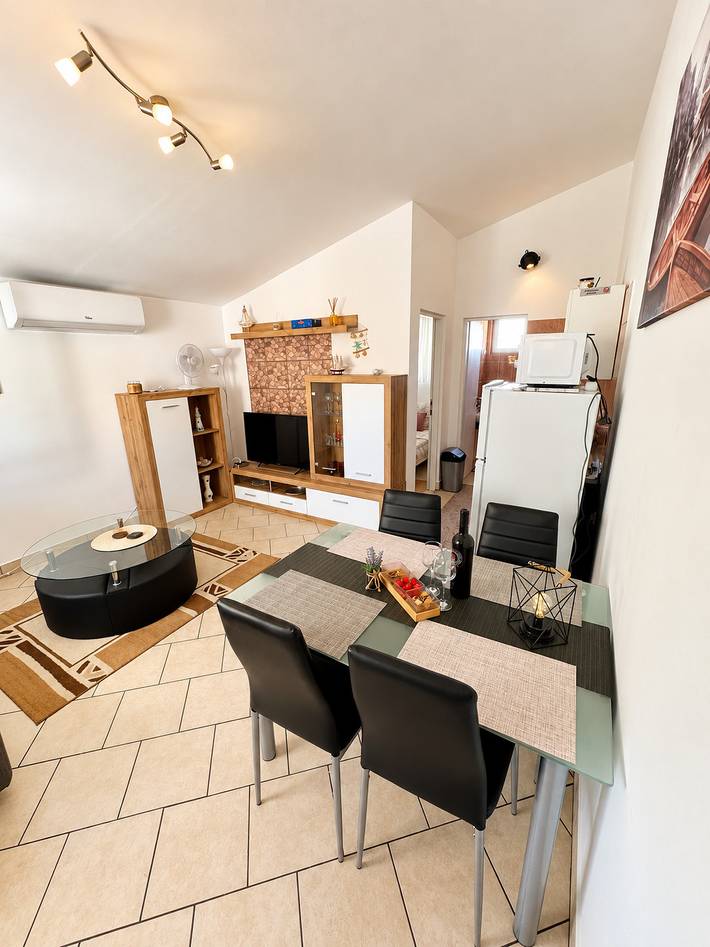 Ferienwohnung für 4 Personen, mit Balkon und Terrasse sowie Garten in Razanac - 2