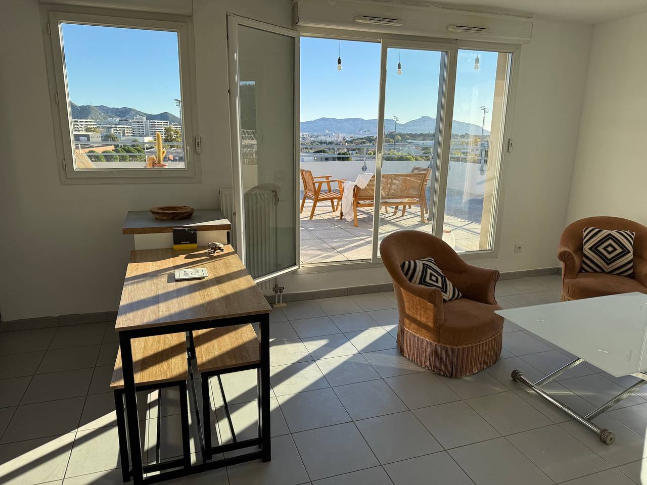 Apartamento entero, Apartamento 'Tranquilo de 3 dormitorios con terraza en la azotea' y terraza compartida in Marsella, Marsella region