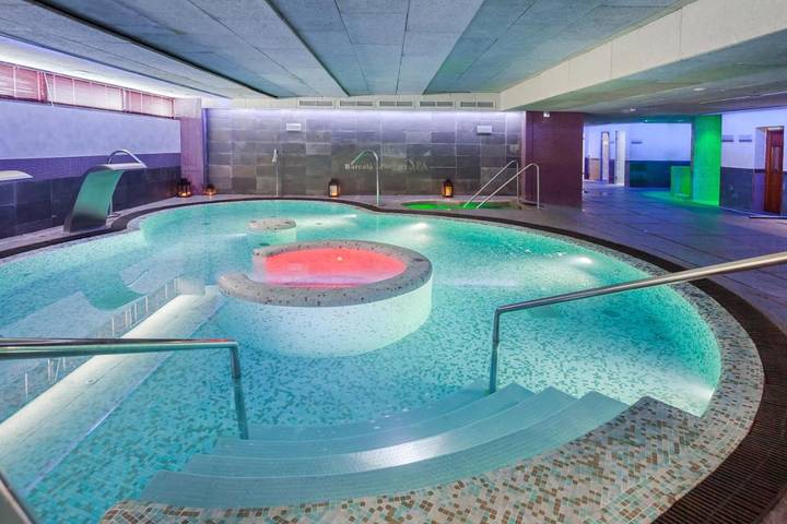 Hotel para 4 personas, con vistas y sauna además de piscina y balcón - 1