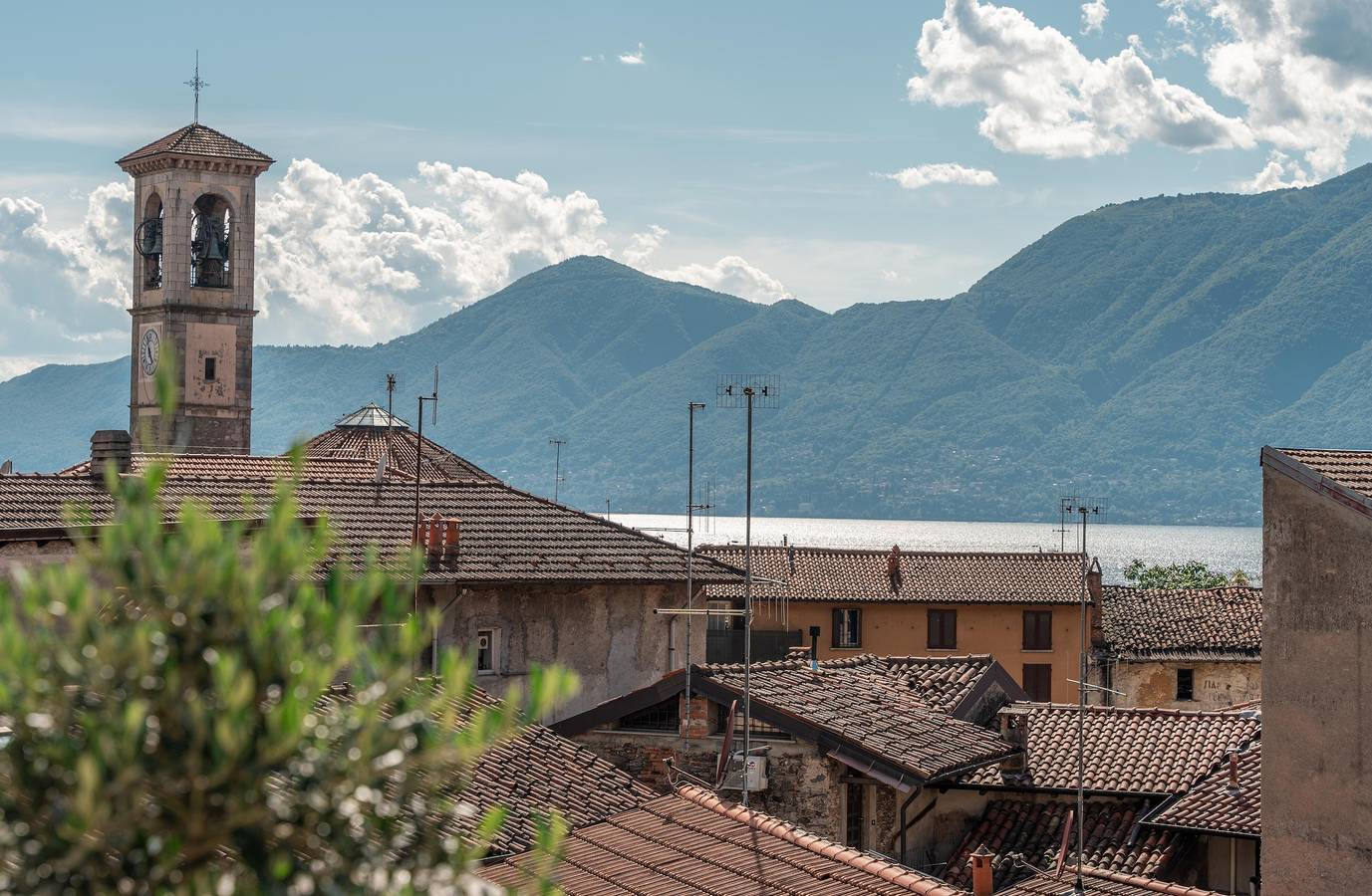 Ganze Wohnung, Ferienwohnung 'Central Penthouse Luino' mit Seeblick, privater Terrasse und Wlan in Luino, Comune di Luino