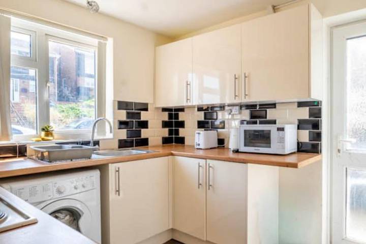 House Sleeps 5 - WiFi & Tv in Luton, Chiltern Hills