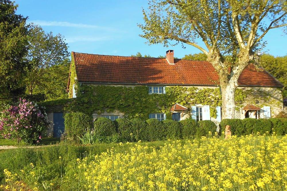 Charming Burgundy farmhouse with 5 bedrooms and pool in Andryes, Région d'Auxerre