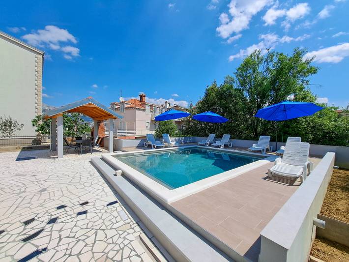 Ferienwohnung für 7 Personen, mit Balkon und Pool in Split