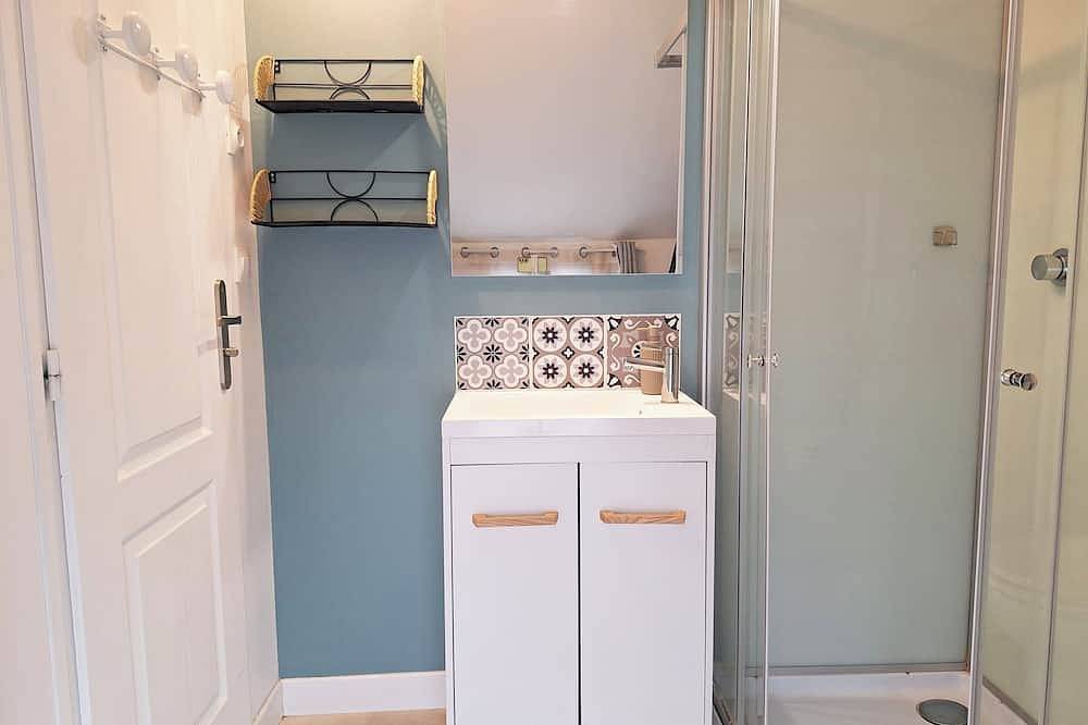 Appartement entier, Proche de tout, F1 calme et tout équipé, wifi in Troyes, Aube