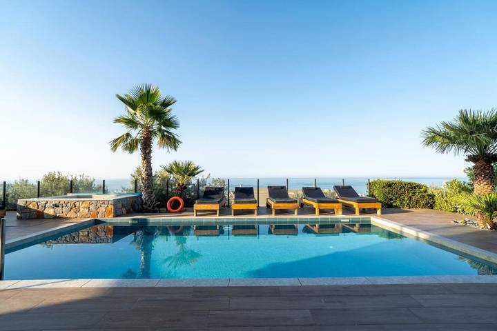 Vakantiehuis voor 8 personen, with tuin and zwembad as well as whirlpool in Koutouloufari