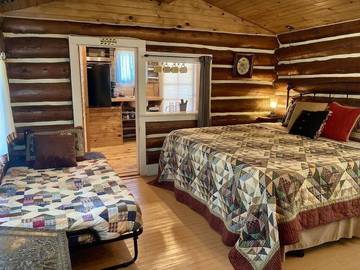 Log Cabin for 4 Guests in Mount Rushmore, South Dakota, Picture 4