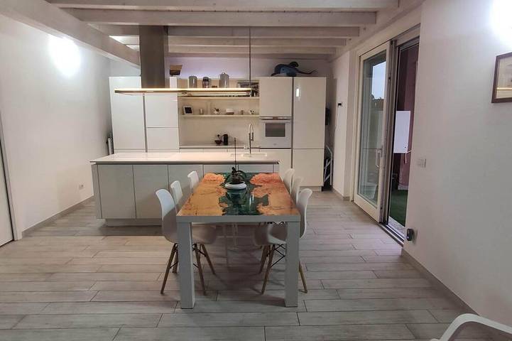 Appartamento per 5 persone, con idromassaggio e terrazza in Comune di Ispra