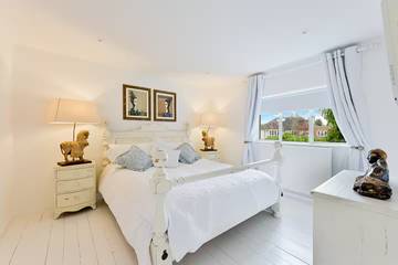 Glamping for 5 People in Chessington World of Adventures, Surrey, Photo 2