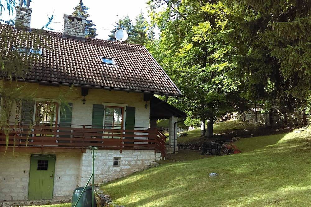 Entire apartment, Villa Gentilini, nature & comfort in Serrada, Folgaria