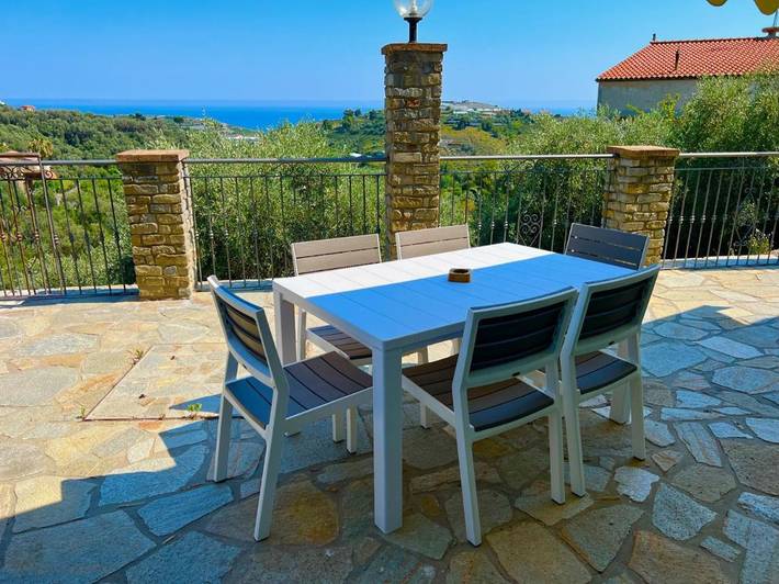 Location de vacances pour 5 personnes, avec piscine ainsi que vue et jardin à Pompeiana