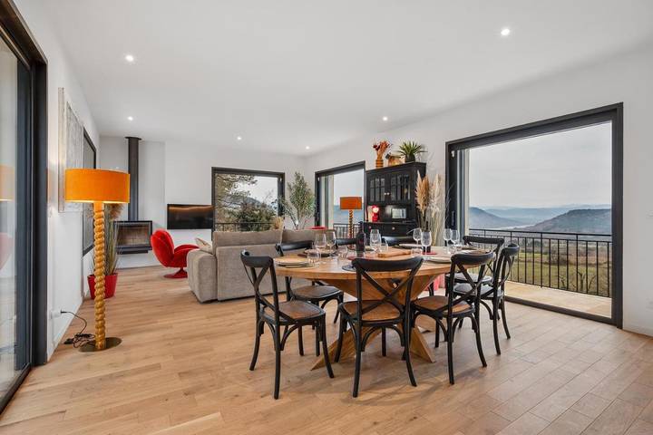 Location de vacances pour 8 personnes, avec vue sur le lac ainsi que jardin et terrasse à Liausson