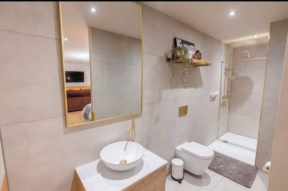 Fabulous Lodge located in a leafy suburb mins from Restaurants Cafes Pubs Shops in Heaton Mersey, Stockport