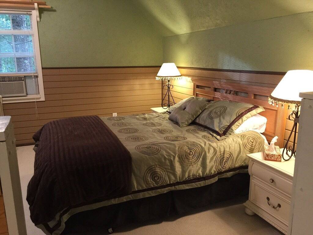 Ruhiges, familien- und haustierfreundliches Retro Lake Cottage Camp mit Boot, Gasgrill und Dock in Grundy County