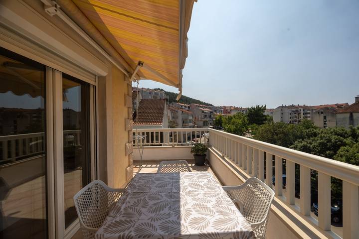Ferienwohnung für 4 Personen, mit Balkon und Ausblick in Makarska - 2