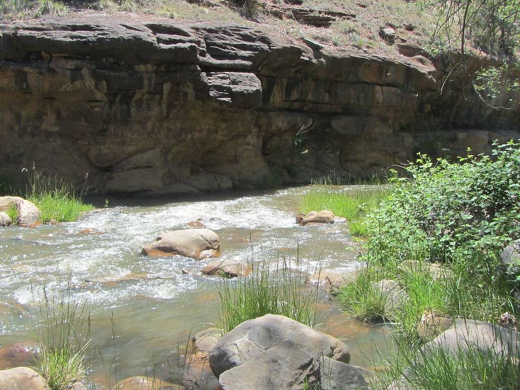 Gemütliche Stream Kabine in den Kiefern eingebettet in Gila County