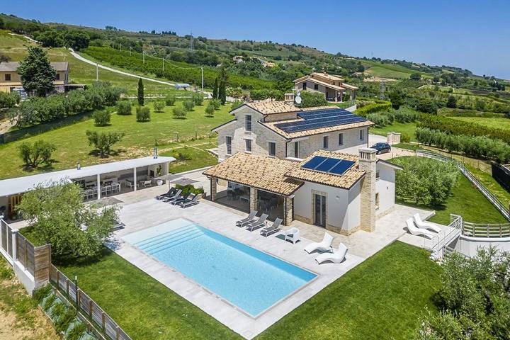 Villa di lusso con piscina nella Valle dell'Aso in Monterubbiano, Provincia di Fermo