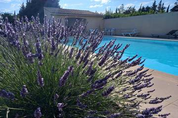 Gîte pour 2 personnes, avec terrasse ainsi que jardin et piscine à Aubignan