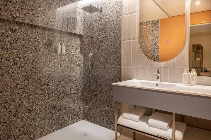 Hôtel pour 2 personnes, avec piscine ainsi que jardin et sauna, animaux acceptés à Genas - 2
