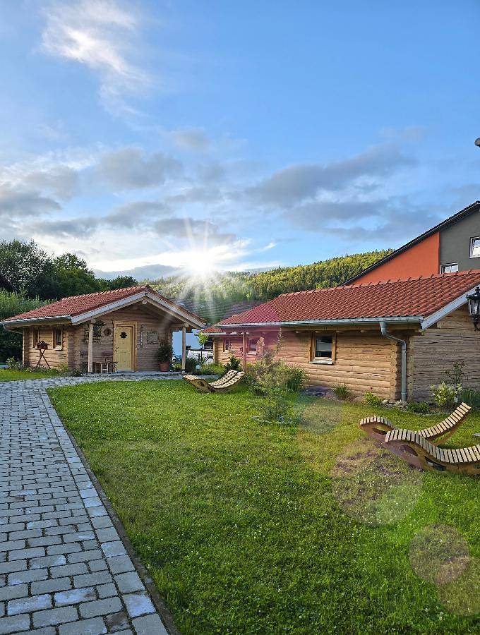 Ferienhaus für 3 Personen, mit Balkon und Balkon/Terrasse sowie Terrasse und Garten