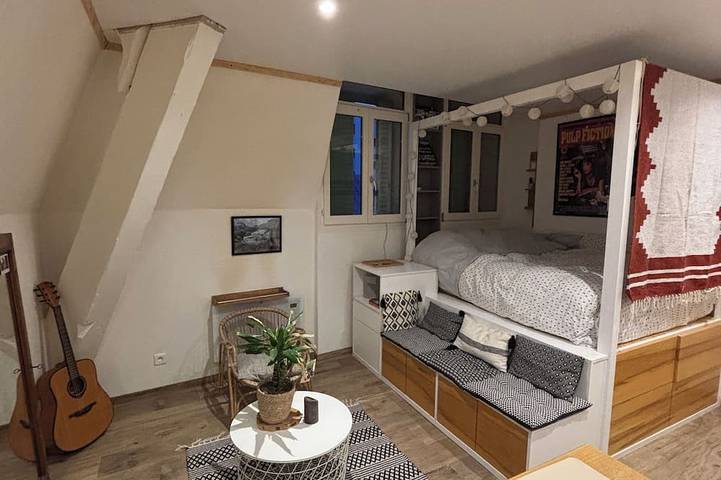 Appartement entier, Charmant petit studio avec vue lac et montagne depuis le lit. in Évian-les-Bains, Région de Thonon-les-Bains