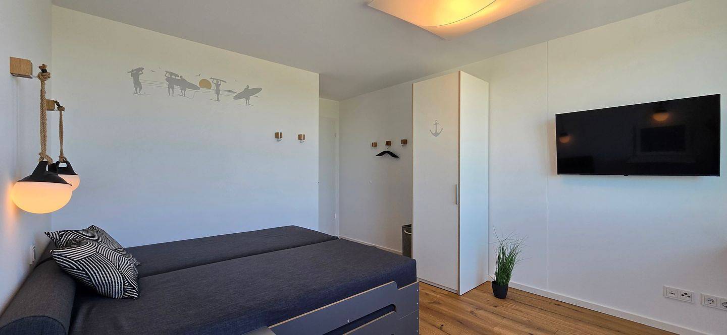 Appartement entier, Die großzügige Ferienwohnung i10 in Graal-Müritz bietet auf 74 m² Platz für bis zu sechs Personen. Sie verfügt über ein Schlafzimmer, ein modernes Bad, eine offene Küche sowie eine überdachte Terrasse. Zur Ausstattung zählen zwei Fernseher, Fußbodenheizung, Waschmaschine, Trockner, Privatparkplatz und Wlan. Die Unterkunft liegt in erster Reihe am Strand und ist kinderfreundlich sowie barrierearm dank Aufzug und ebenerdigem Zugang. in Graal-Müritz, Rostock et ses environs