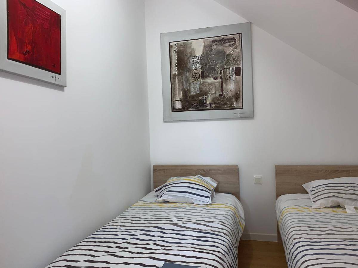 Appartement entier, Nuit des étoiles gîte avec piscine et Spa communs in Sarreguemines