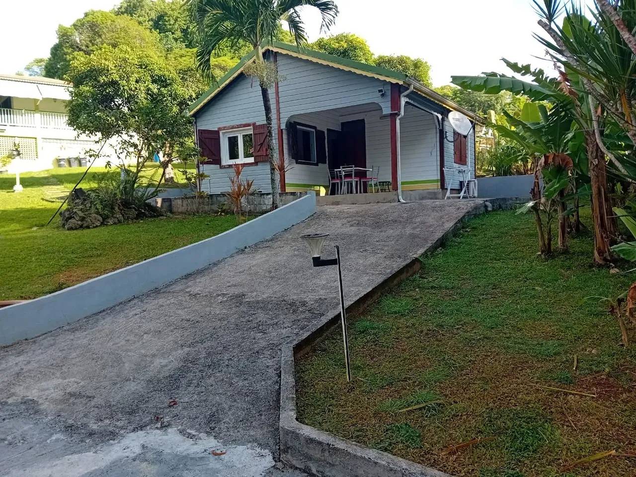 Acogedor Bungalow con Vista al Jardín en Les Abymes in Les Abymes, Guadalupe