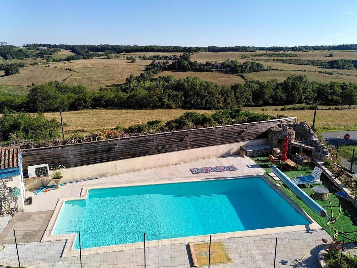 Family Room with Bathroom in Le Grand-Serre, Région de Valence
