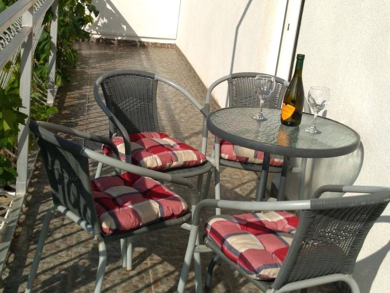 In Katuni mit privatem Parkplatz in Makarska Riviera