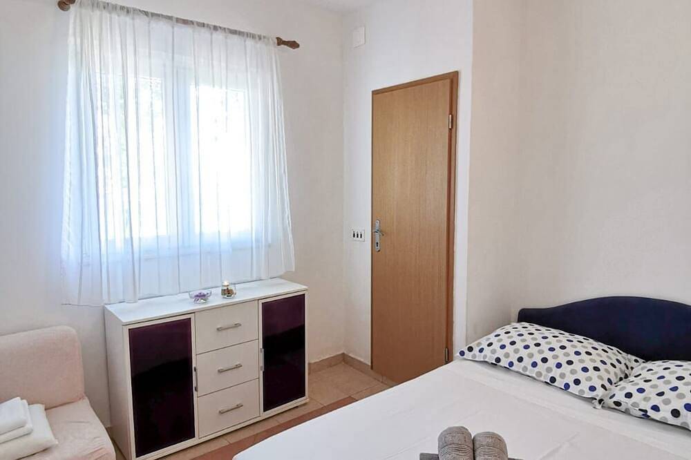 Ganze Wohnung, 3-Zimmer-Ferienwohnung mit Terrasse und Meerblick Mimice, Omis in Marusici, Split-Dalmatien