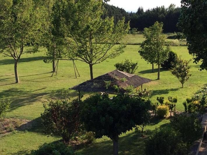 Location de vacances pour 3 personnes, avec piscine ainsi que vue et jardin à Verquières - 2