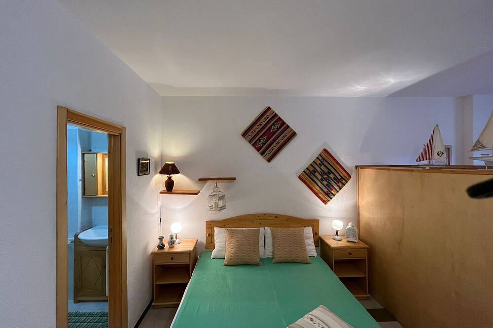 Studio in Residence La Perla Del Mare, with pool, 100 meters from the beach. in Lu Bagnu, Castelsardo