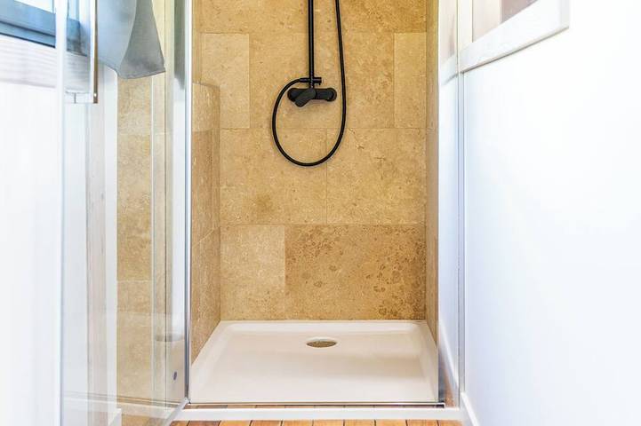 Bergerie bien être avec jacuzzi et salle de sport vue lac in Vesoul, Haute-Saône