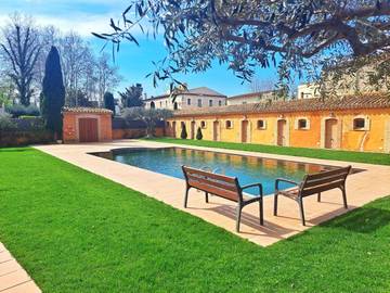 Gîte pour 10 personnes, avec terrasse et vue ainsi que jardin et piscine à Torroella de Fluvià