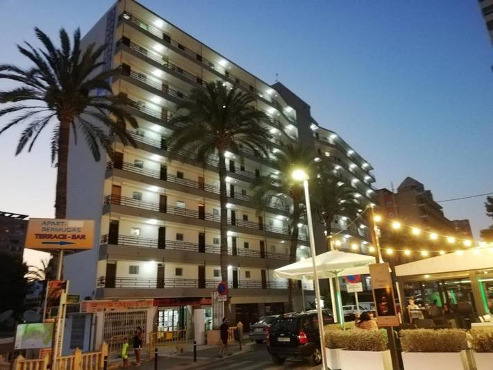 Alojamiento y desayuno para 2 personas, con Terraza además de Jardín y Piscina en Villajoyosa