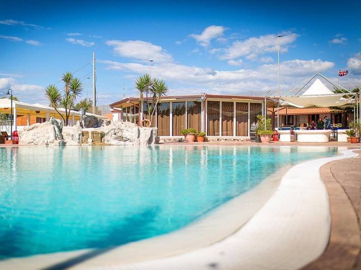 Ferienhaus für 2 Personen, mit Balkon und Terrasse sowie Whirlpool und Garten in Paestum