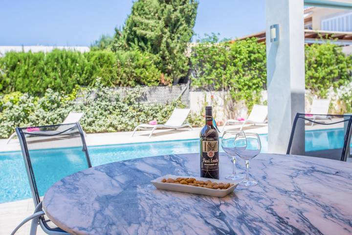 Villa Agusmar - Moderna casa de playa con pequeño gimnasio y zona de ocio, piscina privada y vistas parciales al mar. Wifi Gratis in Son Veri Nou, Lluchmayor