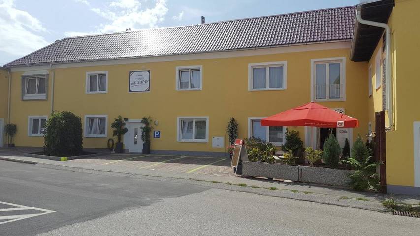 Ferienwohnung, mit Ausblick in Wiener Neustadt