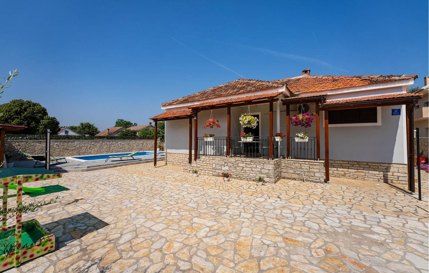 Charmante 2-Zimmer-Wohnung mit Pool und Terrasse in der Nähe des Stadtzentrums von Benkovac in Benkovac, Grad Benkovac