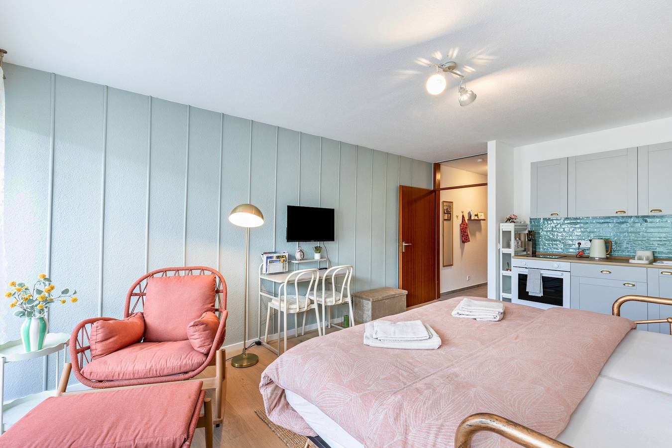 Apartamento entero, Apartamento 'Bergblick Terrasse Nähe Fluss' con vistas a la montaña y terraza privada in Bad Münster am Stein-Ebernburg, Bad Kreuznach