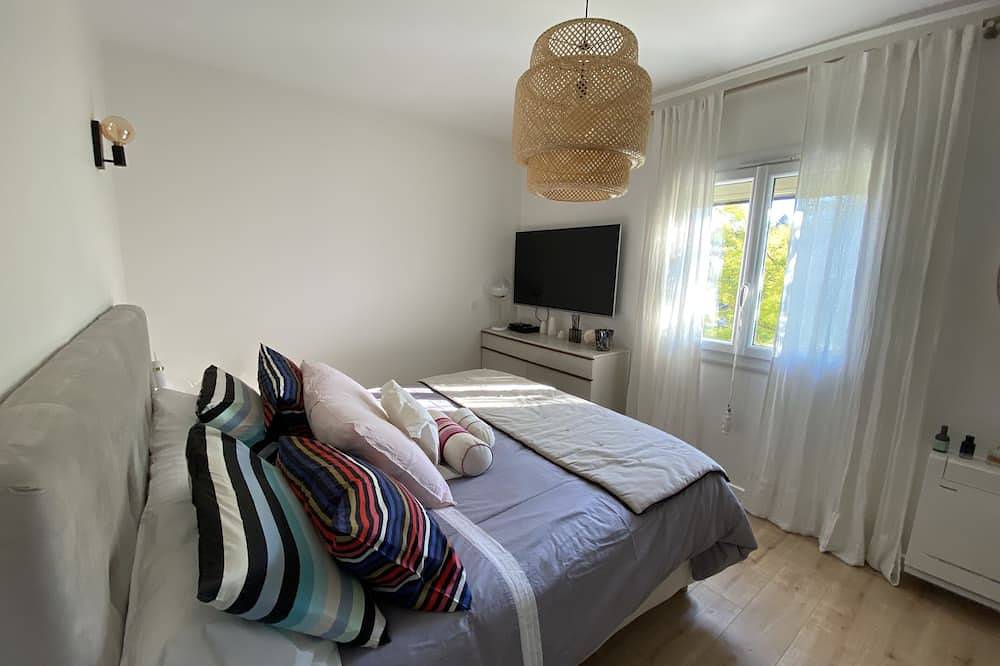 Beautiful House, Closed Swimming Pool Close , Climatisee, In The Countryside in Graveson, Arles region