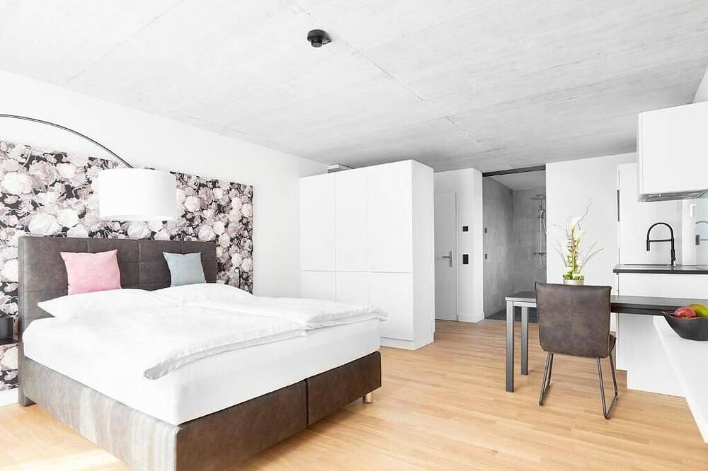 Ganze Wohnung, Livisit bergpartment 28 - Doppelbettzimmer 27 qm - mit Küchenzeile und Bad in Stuttgart, Stuttgart Region