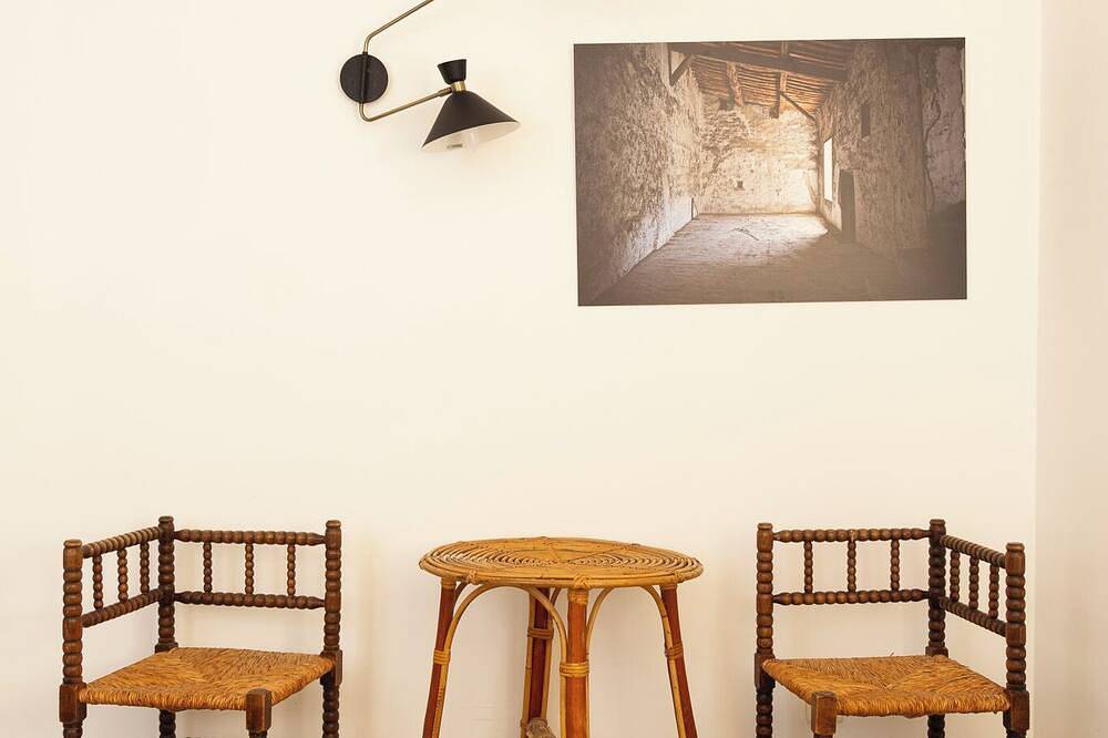 Arty stay with terrace in Lourmarin in the heart of the historic center. in Lourmarin, Regionaler Naturpark Luberon