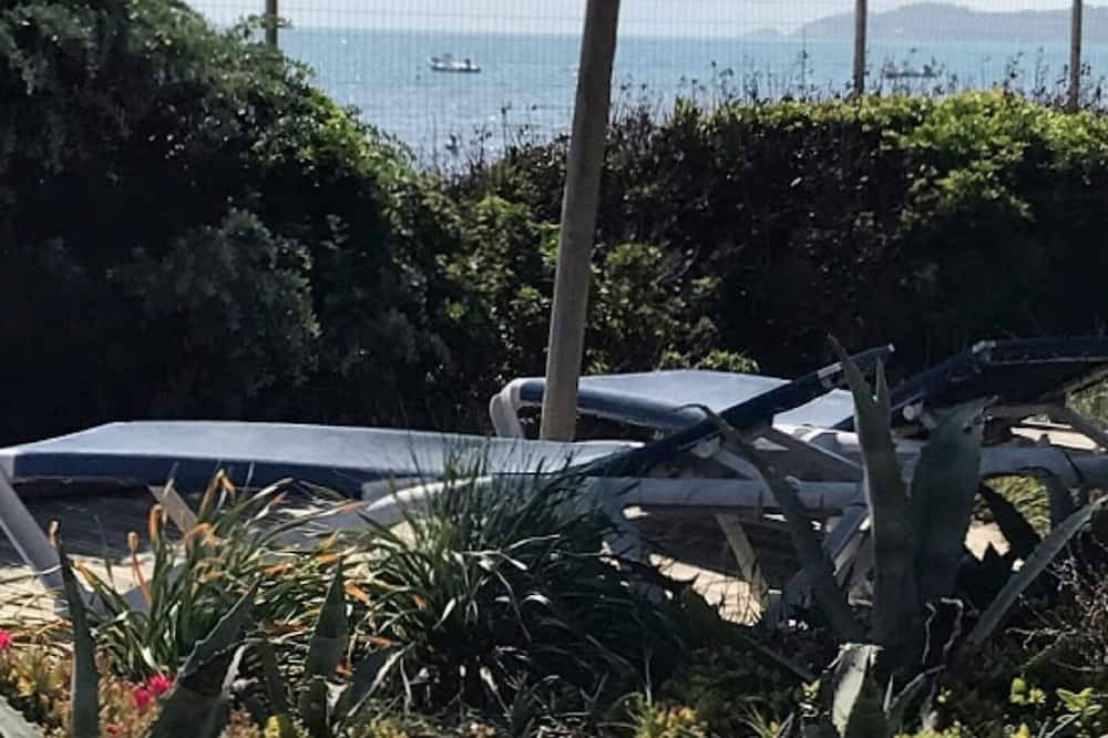 Ganze Wohnung, Schönes Studio, Ferienhaus direkt am Wasser auf der Halbinsel Hyeres - Giens in La Bergerie, Hyeres