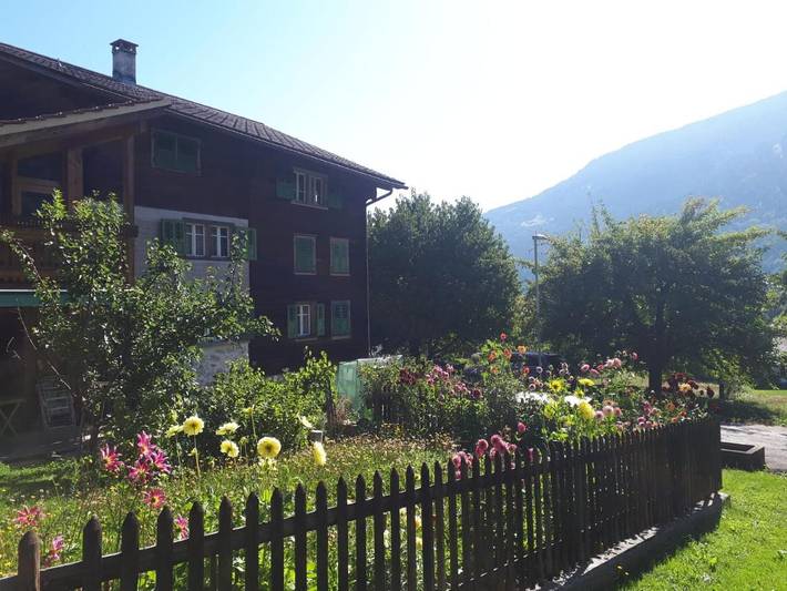 Ferienwohnung für 2 Personen, mit Terrasse und Garten sowie Ausblick in Trun