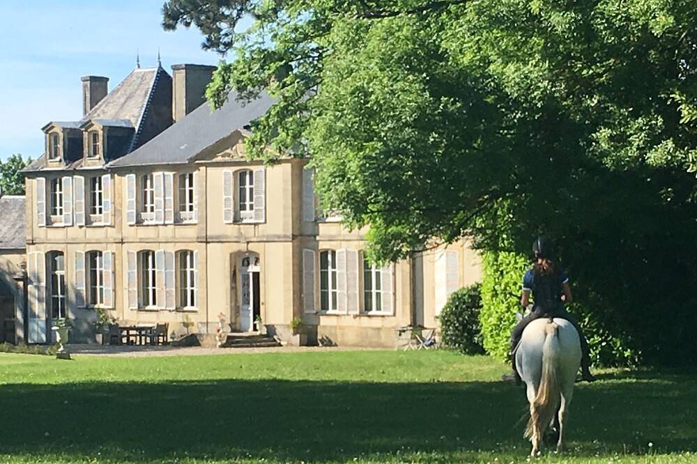 Entire apartment, Gite / apartment in castle outbuildings in Commes, Bayeux region